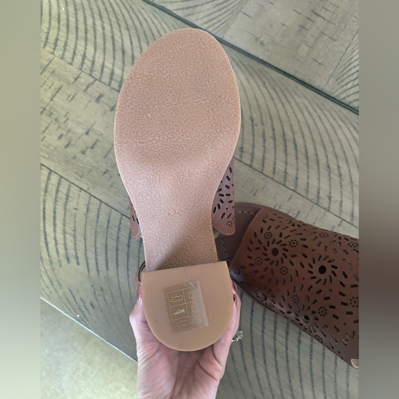 NEW Jack Rogers Womens Brown Laser
Cut Ronnie Block Heel Leather Sandals
9.5M - Picture 9 of 9